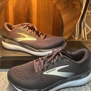 Brooks Women Ghost size 9-  Black and Gray Athletic Shoes.